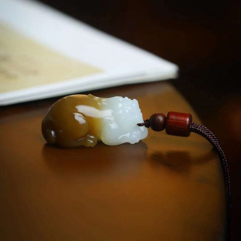 天然新疆和田玉玉器供应链俄料老料俏糖色玉石工艺品貔貅挂件吊坠