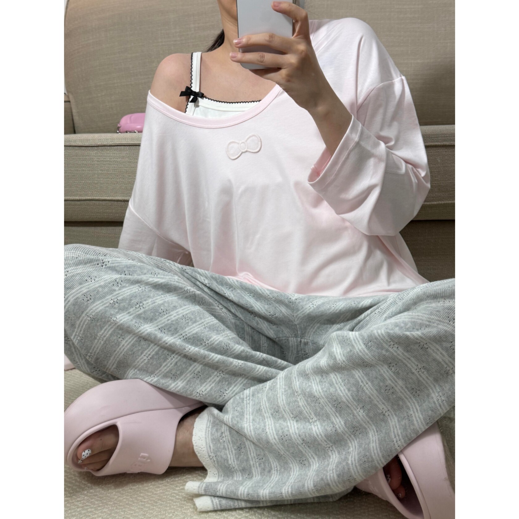 顽季果 奶fufu纯欲风~蝴蝶结贴布刺绣宽松斜肩粉色长袖T恤女上衣