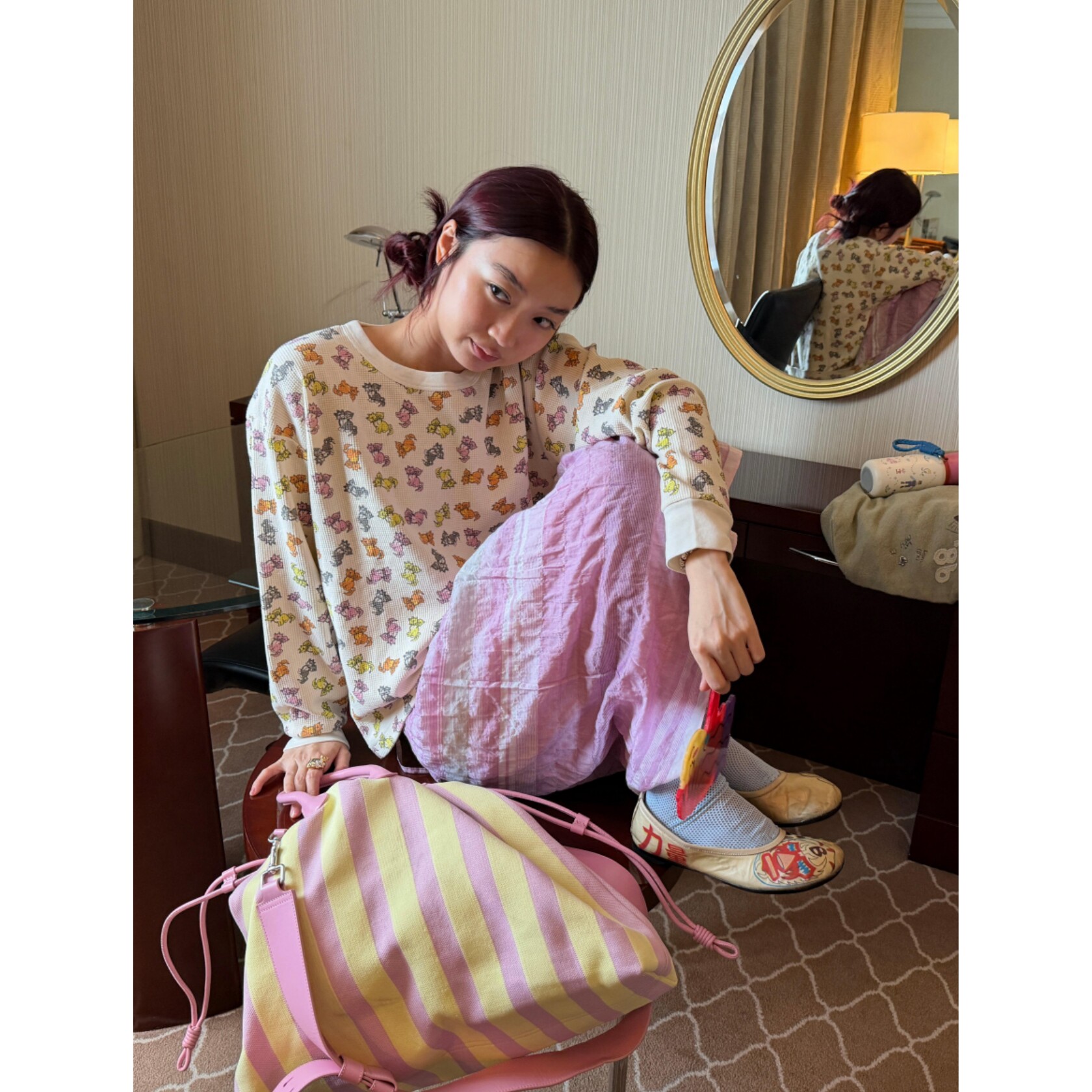 顽季果 古早绘本童趣~彩色猫咪印花华夫格微阔圆领宽松长袖女T恤