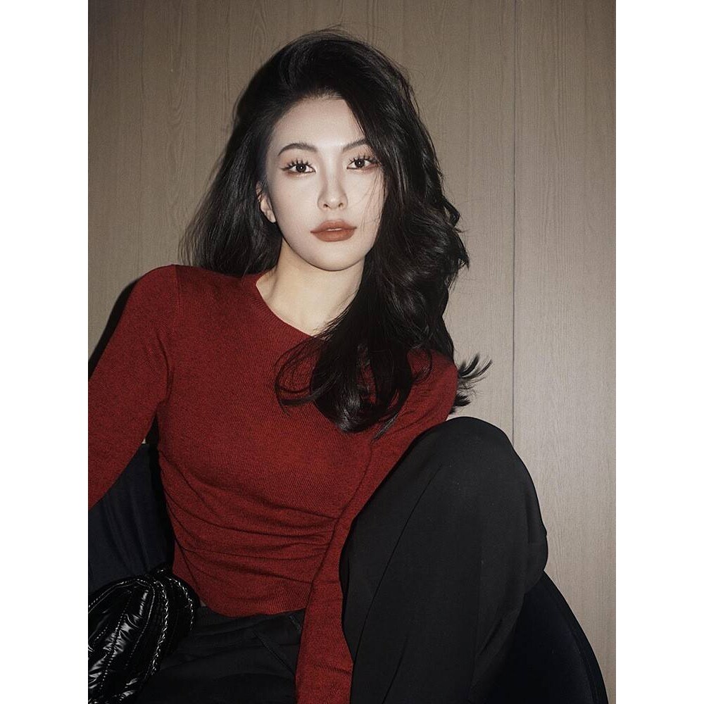 高级感酒红色长袖短款针织衫女秋冬显瘦圆领紧身时尚气质打底上衣