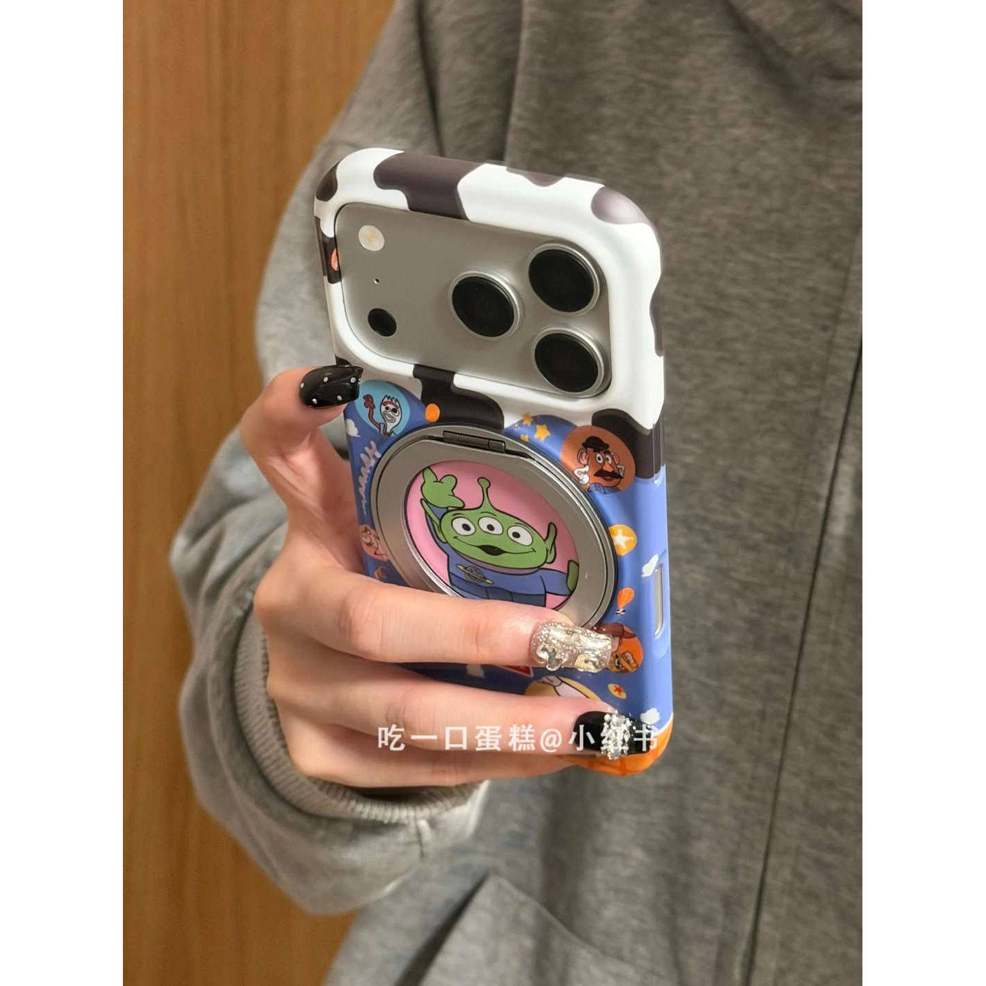 雨柠奶牛底拼蓝底三眼仔太空人360支架适用苹果17promax手机壳iphone16卡通日韩INS15个性创意14防摔保护套
