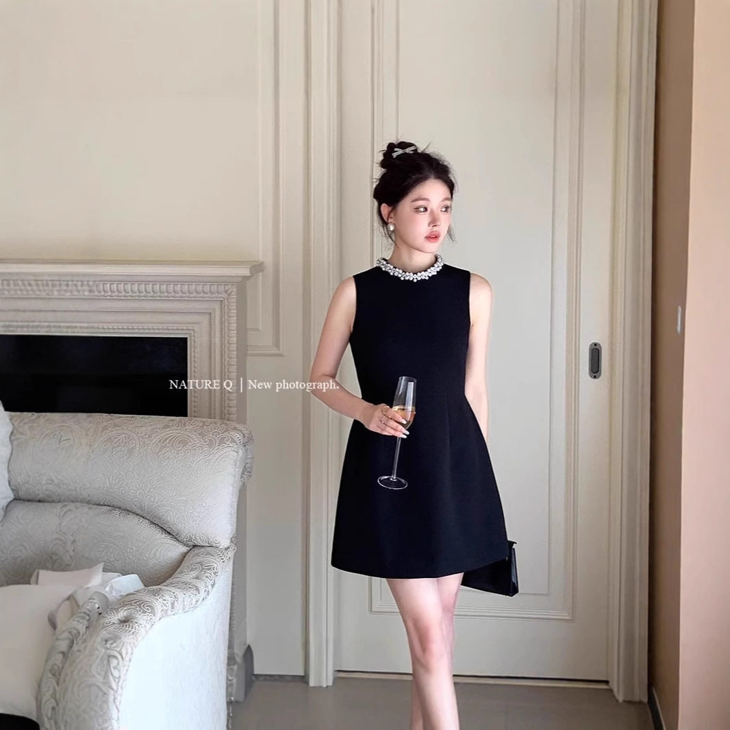 夏季新款连衣裙女法式手工珍珠领赫本风优雅收腰无袖a字小黑裙子