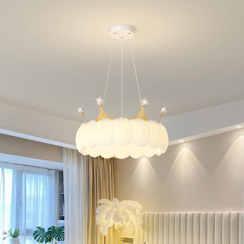 全光谱护眼卧室吊灯创意皇冠羽毛儿童房奶油风少女简约现代灯具