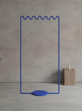 斯堪的纳维亚网红创意衣架卧室落地式衣架克莱恩蓝色波浪铁艺术垂