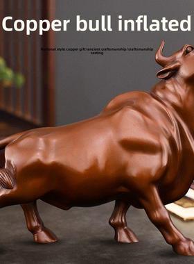 红铜牛饰品，高雅的办公室股票市场，飙升的红色，跑步和财富，华
