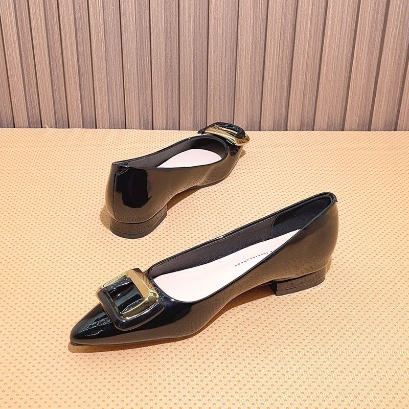 2024年秋冬新款黑色低跟单鞋A女通勤职业尖头方扣浅口平底鞋不累