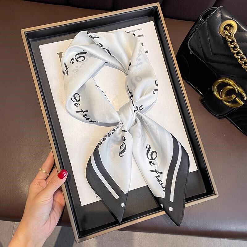 白色小方巾丝巾女春秋冬季高级感搭配衬衫护颈饰围脖子薄围巾纱巾