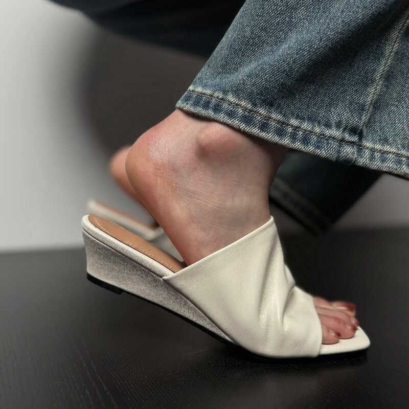 度假风坡跟一字拖鞋女夏2025新款外穿白色凉拖简约百搭露趾半拖鞋