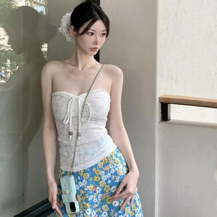 纯欲设计感白色挂脖抹胸上衣蓝色碎花半身裙两件套 海边度假风套装