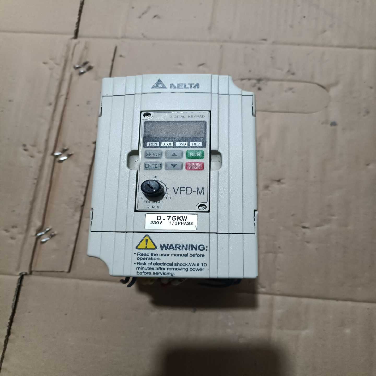 台达变频器0，75KW刚拆机成色如图完好无损功能包好--议价商品