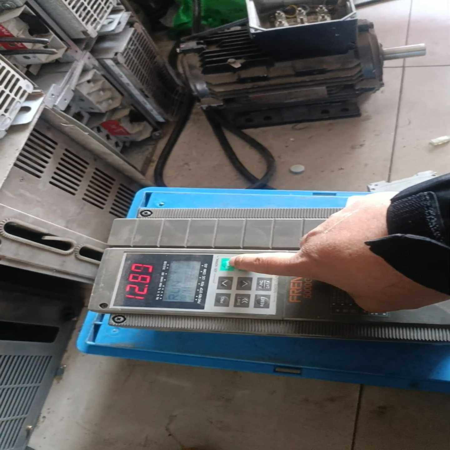 变频器FRN2.2G11S-4CX功能，成色如图，标