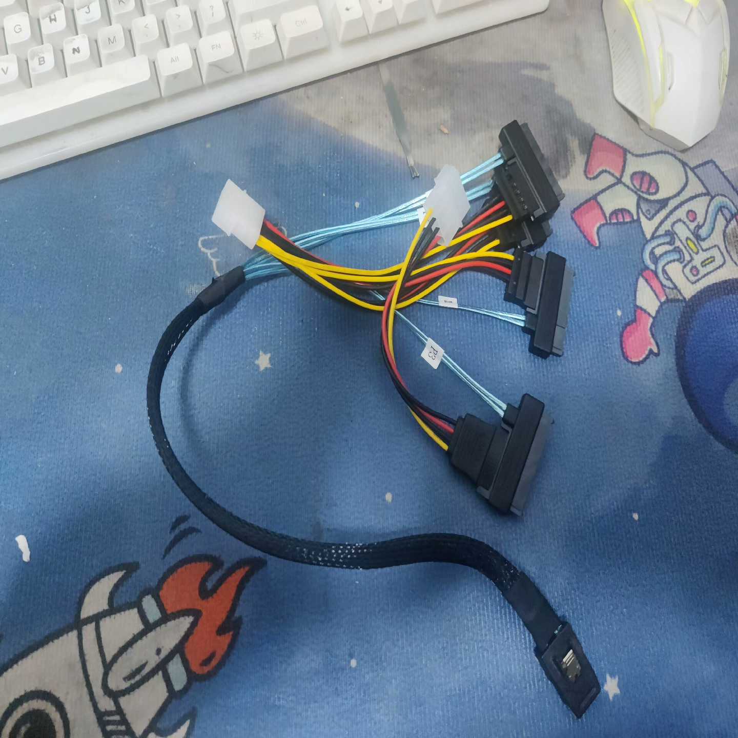 8087转sas，50cm，1拖4，1分4，含p4电源线，如询价