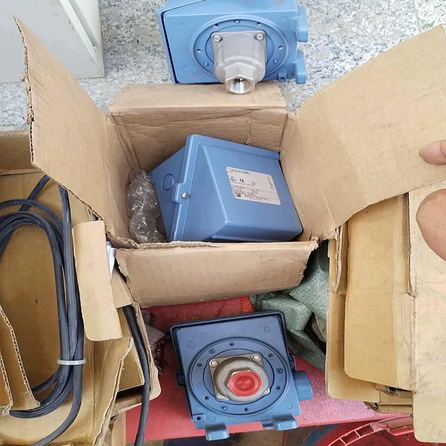UE压力开关三个，一个有包装，两个没包装，成色旧，三个打包1