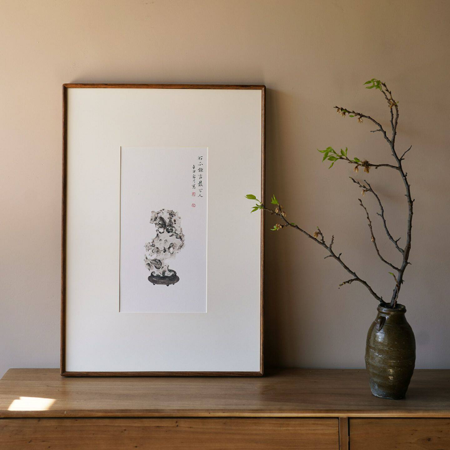 这是一件著名的鹿bbb太湖石原版国画挂画榫卯画框装饰画写意工笔