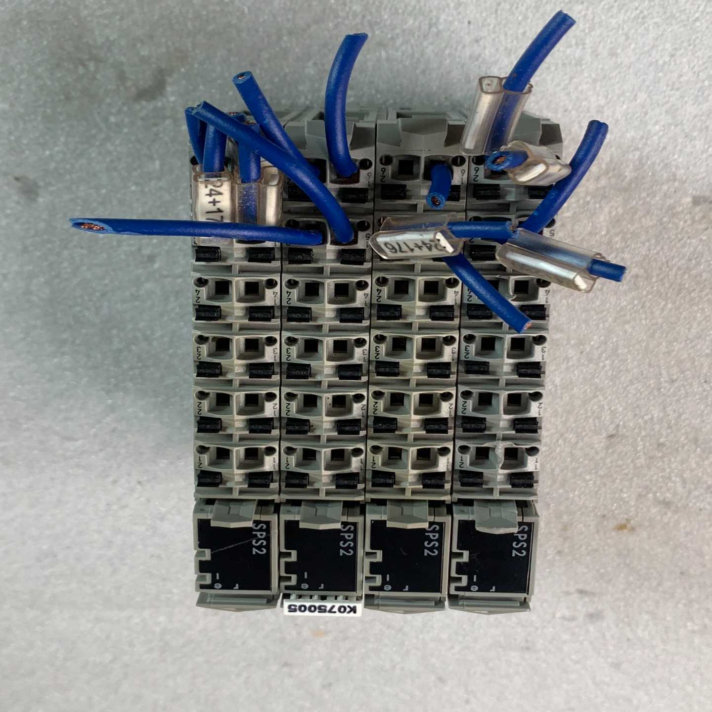 议价施耐德TM5SPS2实物图拍摄成色漂亮，功能完好