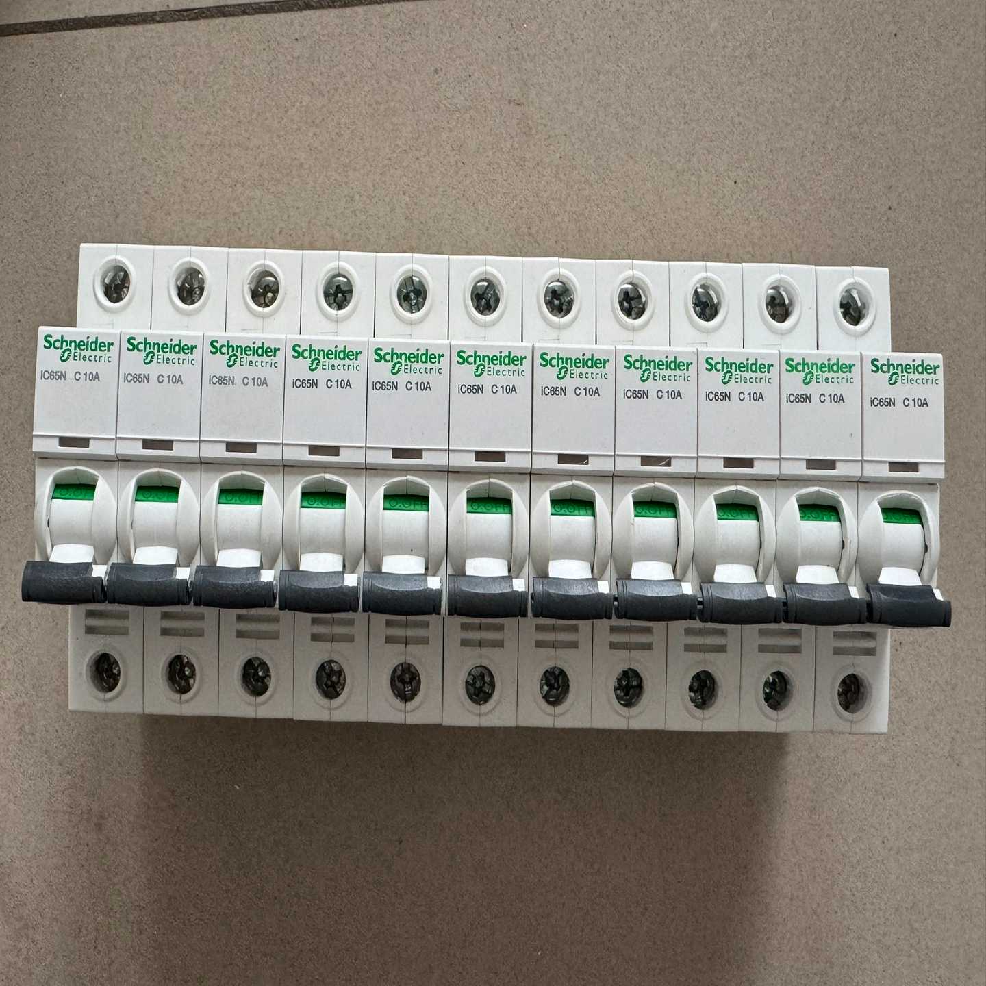 施耐德空气开关iC65N1PC10A--议价商品