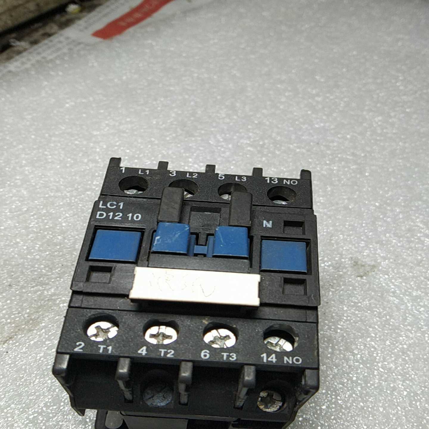 议价施耐德交流接触器一只，型号LC1-D1210N，拆机件功能完