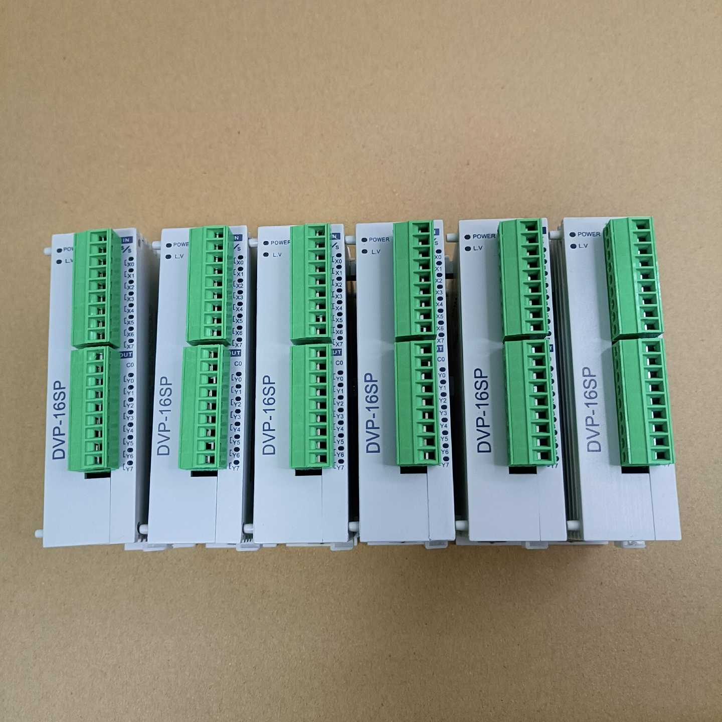 台达DVP16SP11T数字量扩展模块，晶体管型，包含8点输