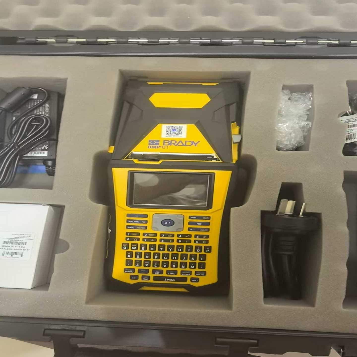 带保护套的BradyBMP61便携式手持标签打印机--议价商品