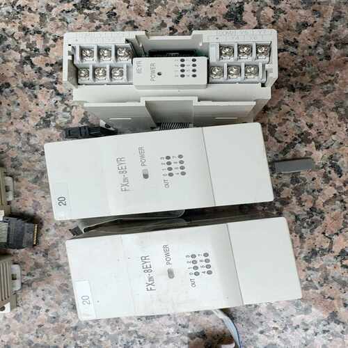 FX2N-8EYR 缺盖子这个是未使用的！另外两个用过的~询价