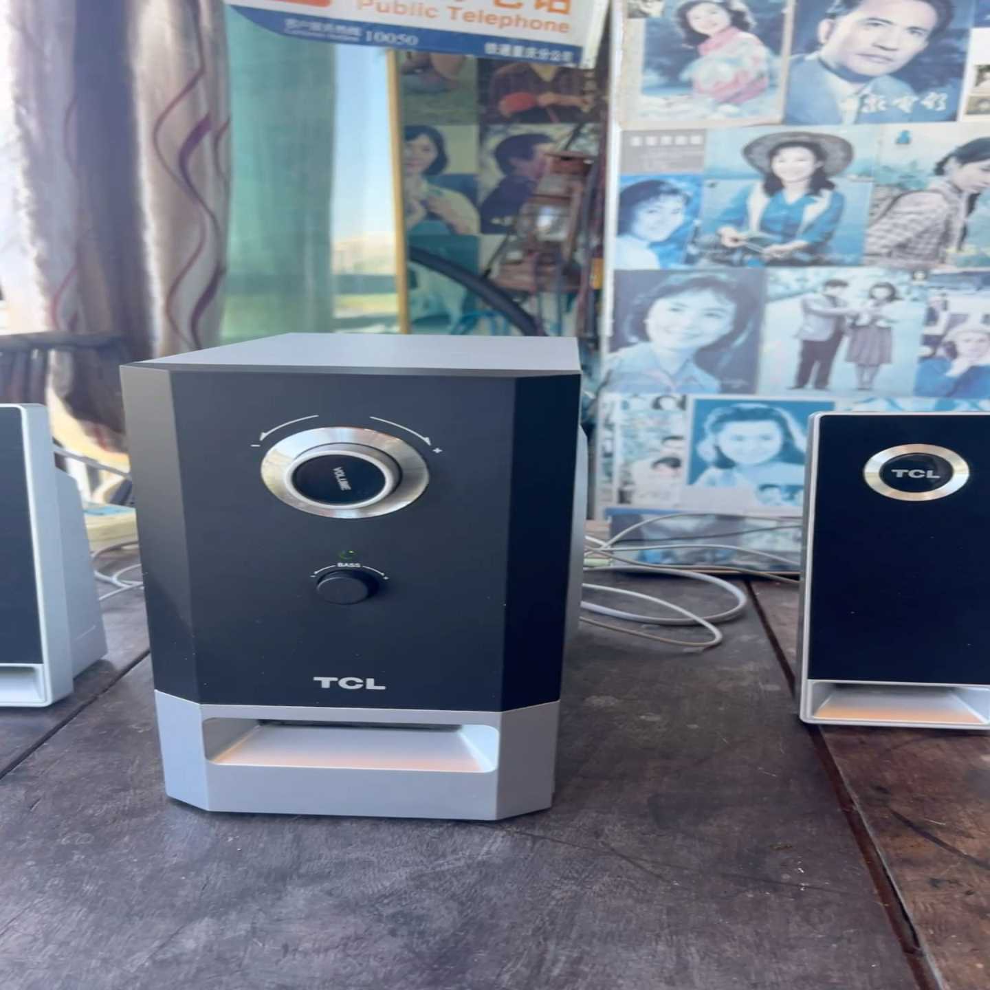 TCL电脑音箱,黑色款,功能完好,音质清晰。带音量调节旋钮和--