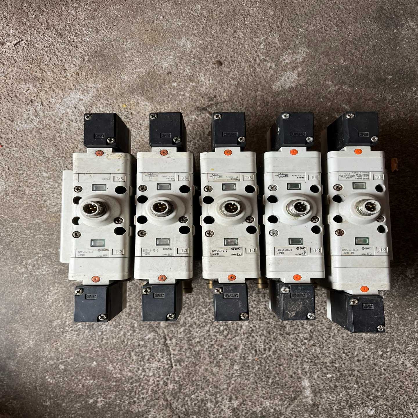 SMC电磁阀EVS7-6-FG-D-3ZM0带气座，成色如图--议价商品