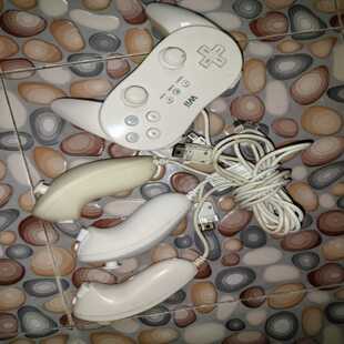 任天堂WII原装牛角手柄，白色，带鸡腿适配器和数据线。手柄成--