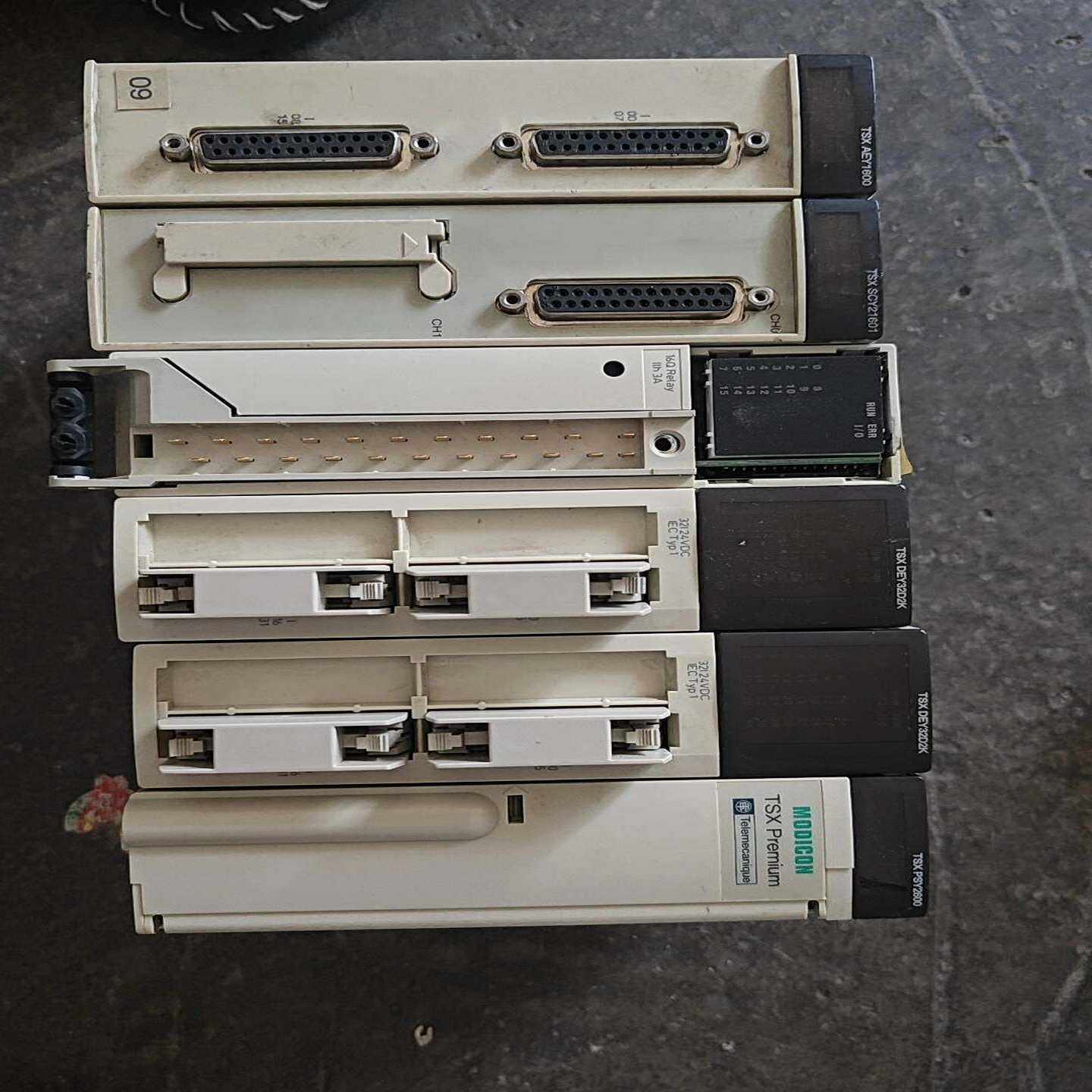 询价施耐德PLC模块TSX系列，具体型号看图片，一起6片，型号T