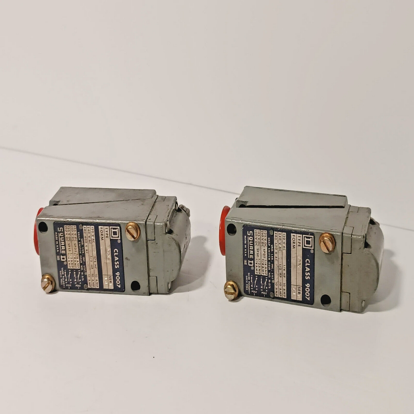 批量2件:方形D9007-B62F、120VAC、10A、卡扣、限位开关、滚轮、