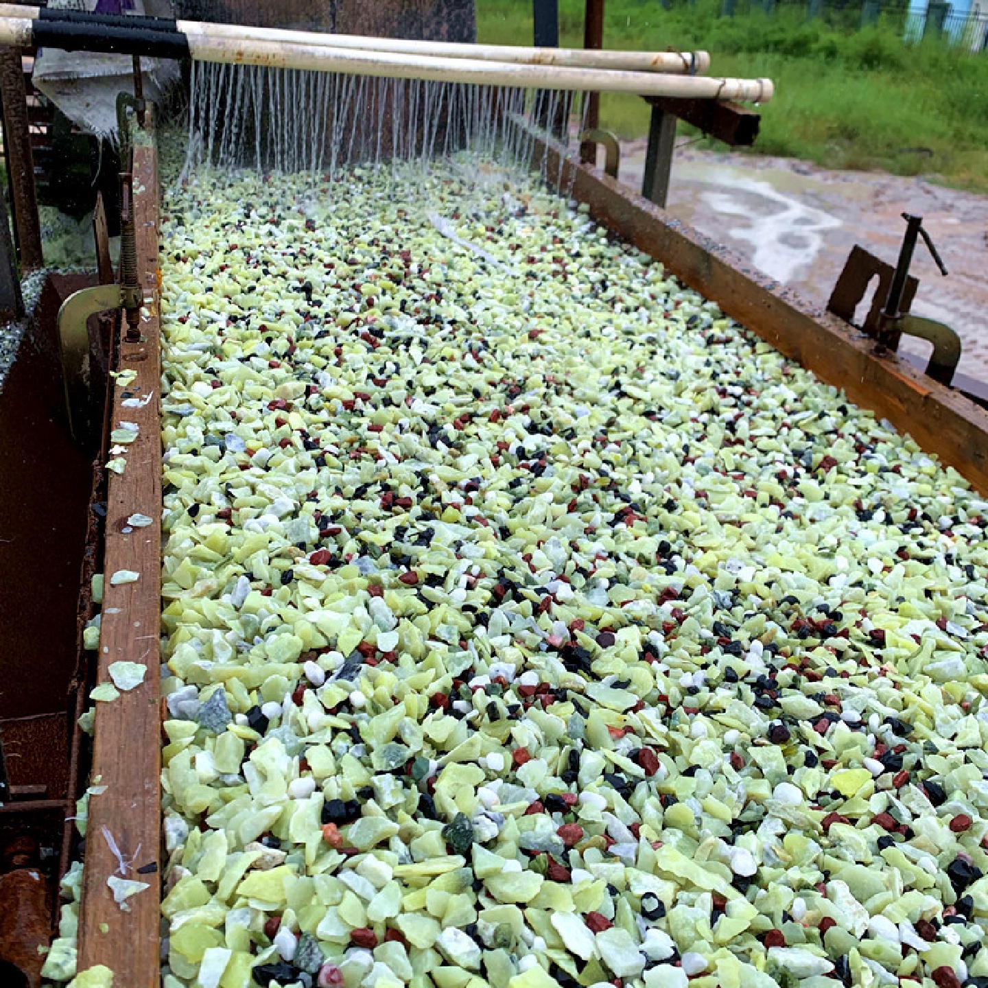 供应彩色石子五彩石园林铺路胶粘石露骨料水洗石造景洗米石