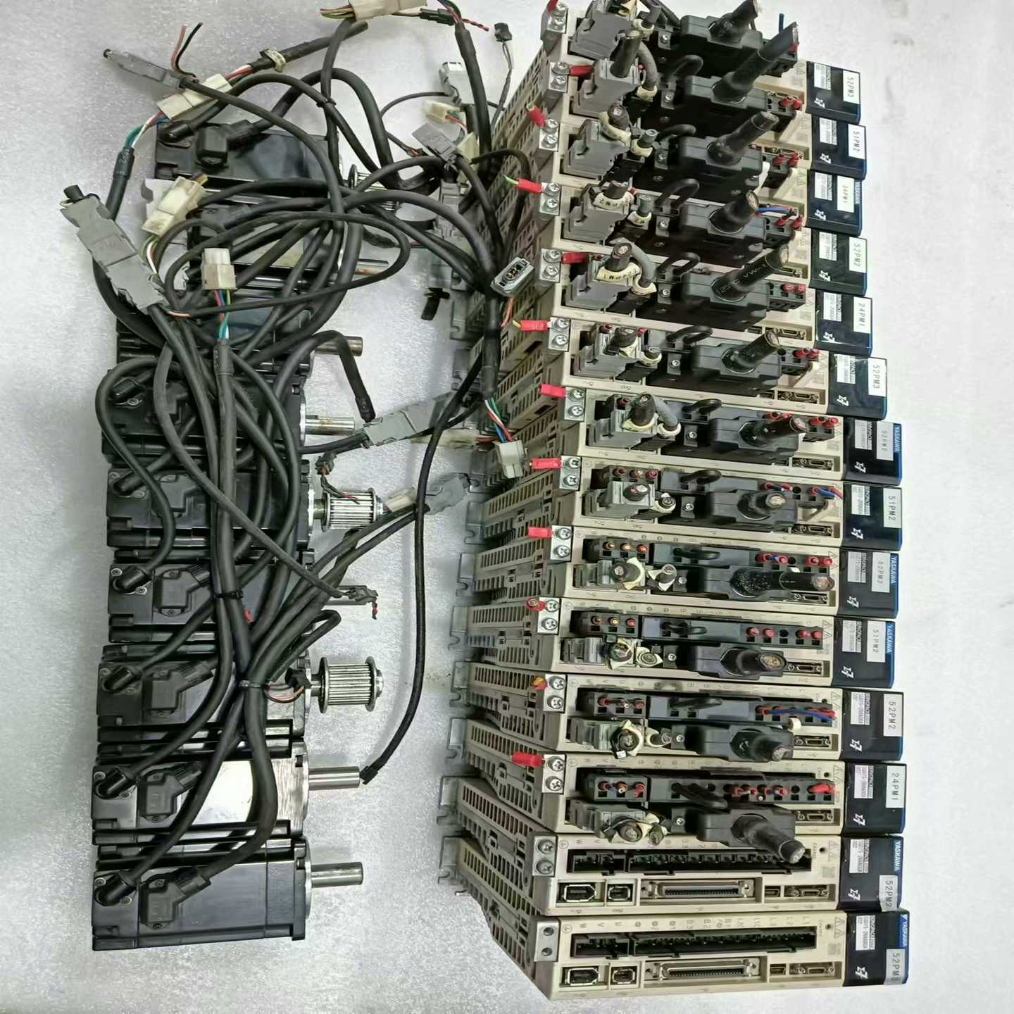 安川400W套装：SGD7S-2R8A00A002，电机：S~询价