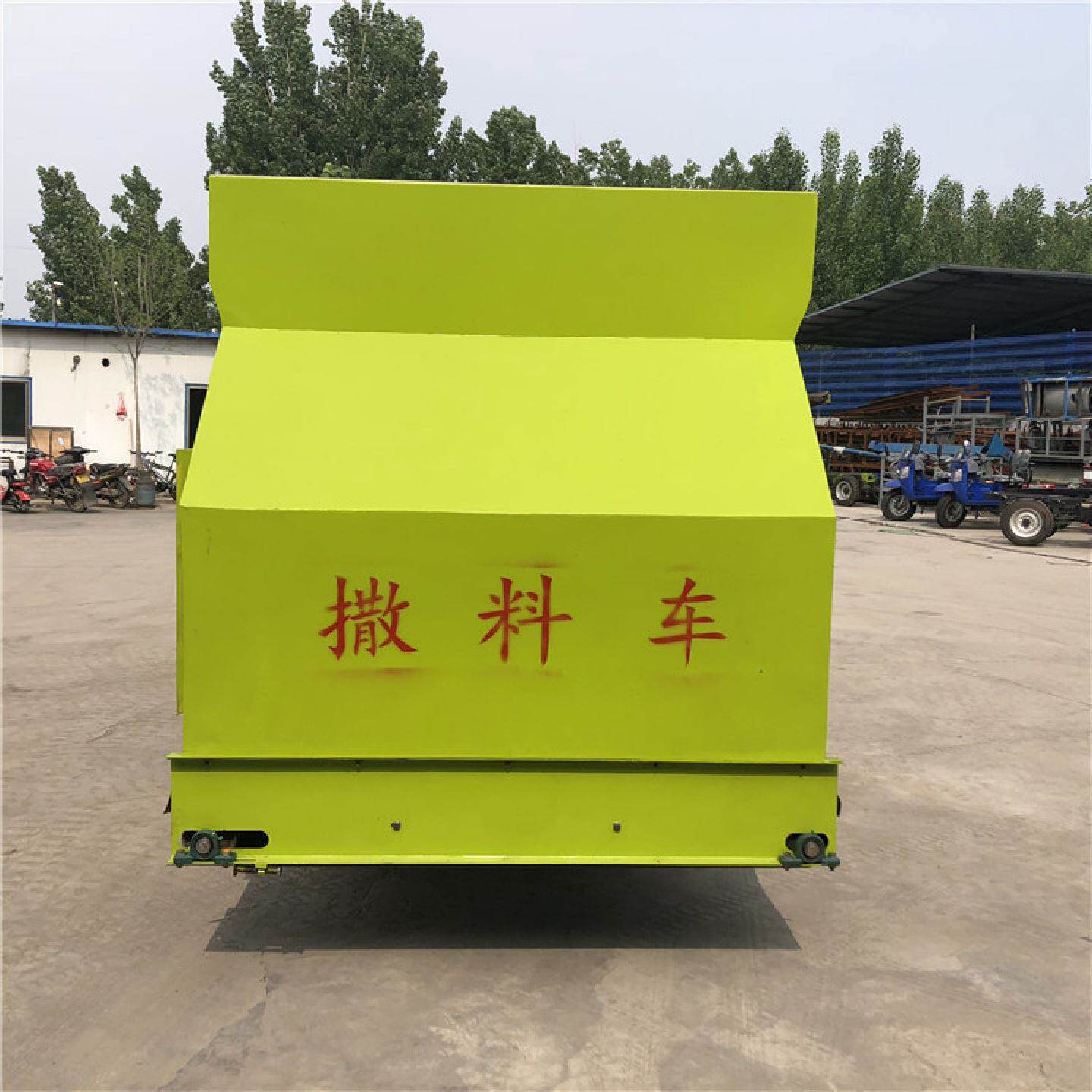 牛羊撒料车柴油撒料车养蚯蚓自动上粪车养殖场饲料投料机草料