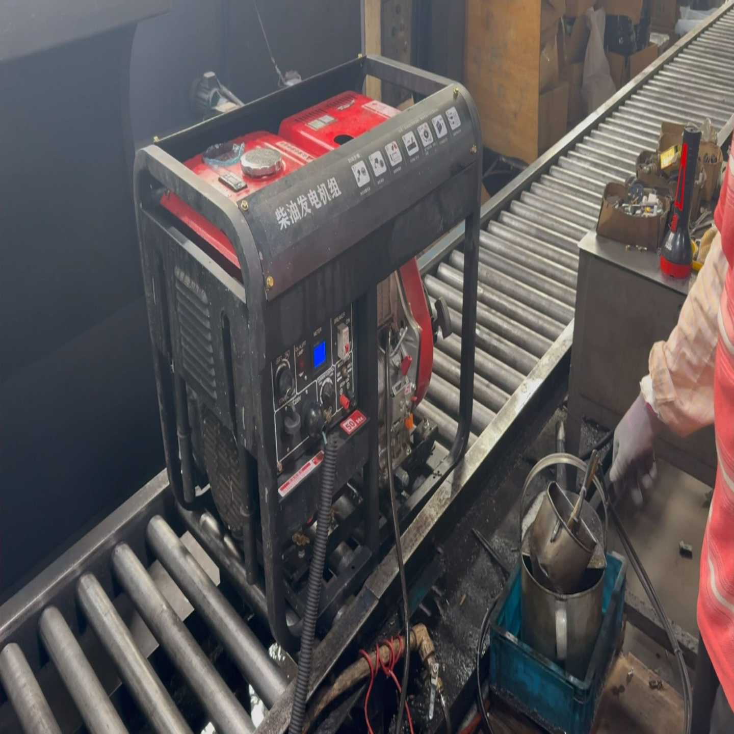 因为故意伤害罪，被判了四年，出狱后找不到工作，替一个大哥看场