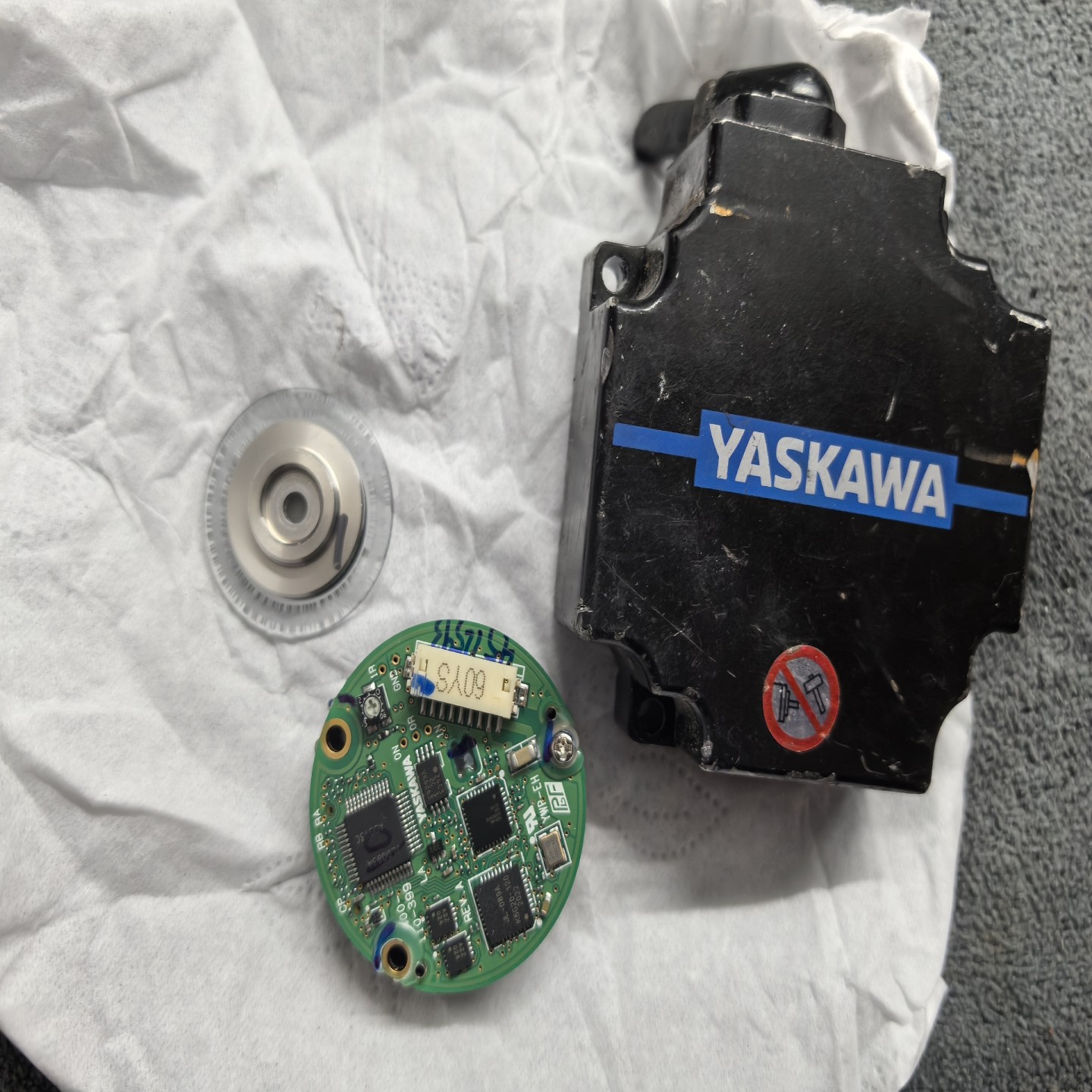 安川YASKAWA伺服电机编码器,型号SGM7J-02A7C--议价商品