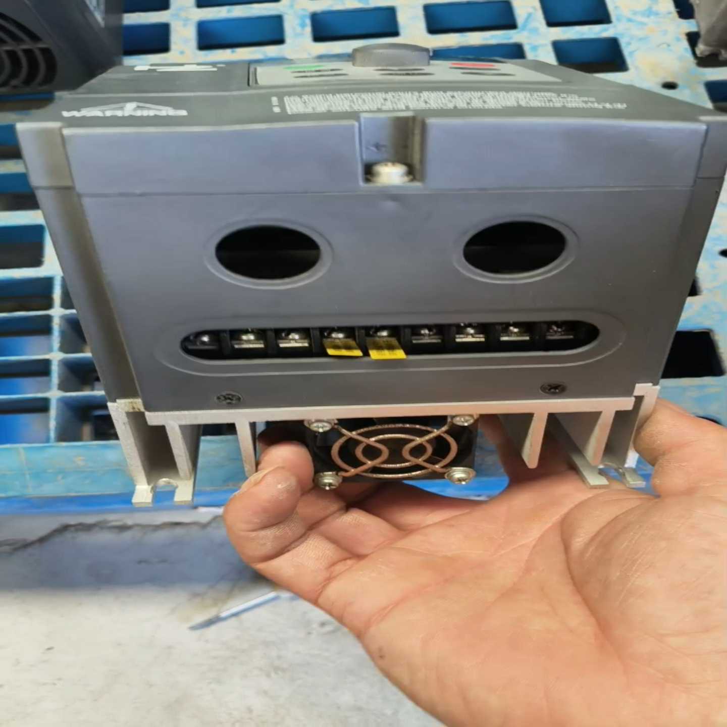 咨询-上海红旗泰RF100-220V750W变频器一台，成色自定义