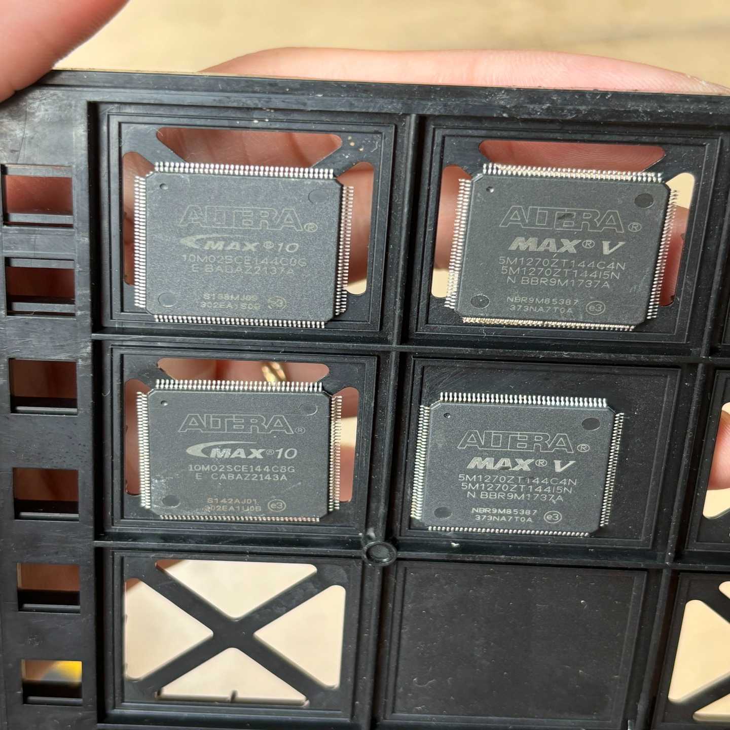 (重工机械)拆机带板芯片10m02sce144c8g数量2个5m1