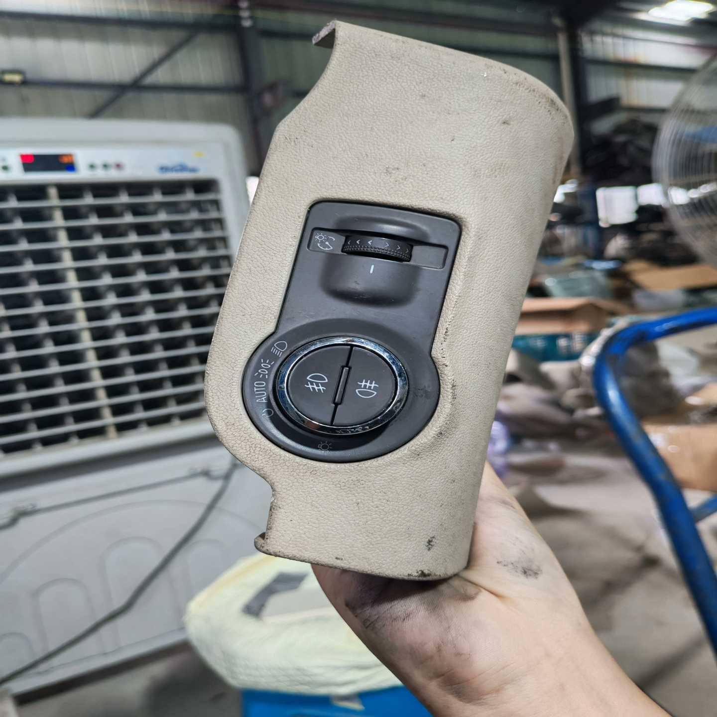 别克君威大灯开关，原装拆车件，咖啡色内饰，带自动调节功能。功