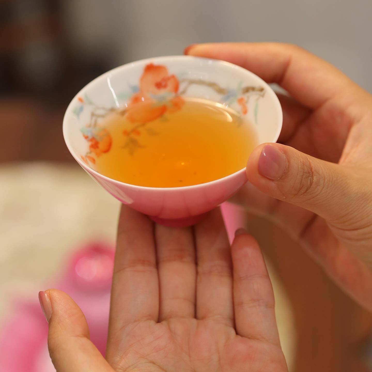 胭脂红釉陶瓷茶杯主人杯渐变胭脂红內绘斗笠杯景德镇陶瓷茶杯