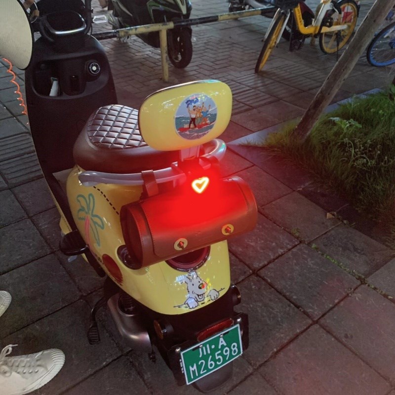 电动车尾灯爱心后尾灯爆闪灯山地自行车夜间骑行充电安全警示灯