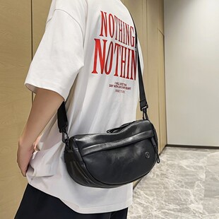 斜挎包男款小型高级感小众设计感皮质休闲通勤挎包男中性酷痞帅女