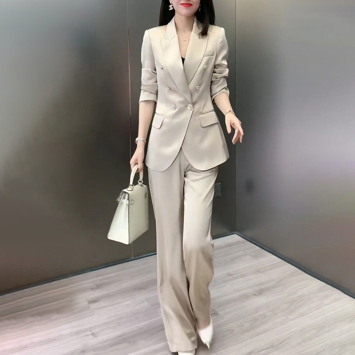 春装网红炸街2024新款高级感职业套装女垂感微喇裤两件套