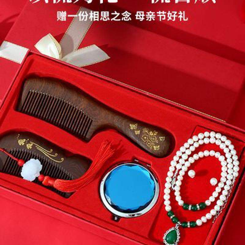 母亲节送妈妈婆婆实用送长辈奶奶阿姨走心丝巾檀木梳子套装礼盒F