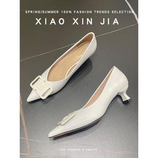 巨好看细跟尖头小低跟金属扣单鞋秋新款法式气质通勤白色高跟鞋女