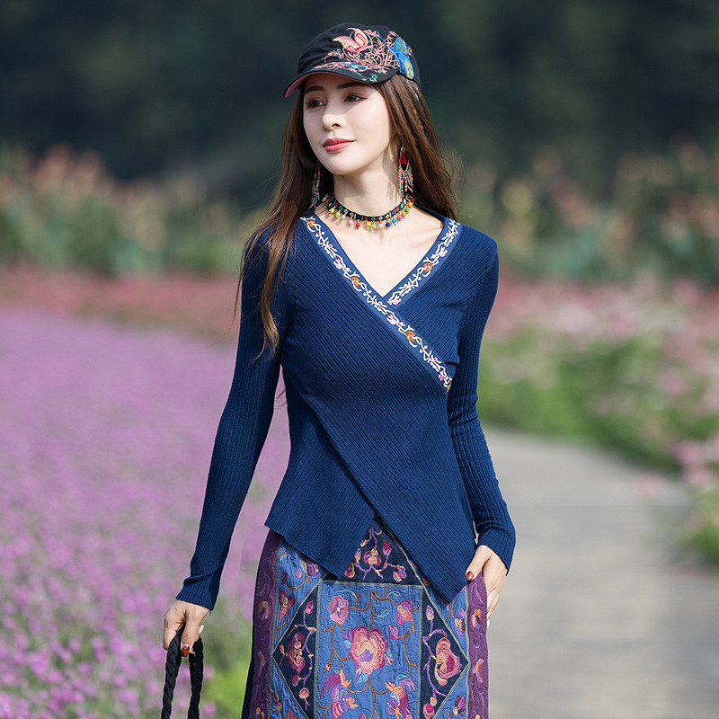 2024早春新款民族风时尚V领绣花衫紧身显瘦打底毛衣女
