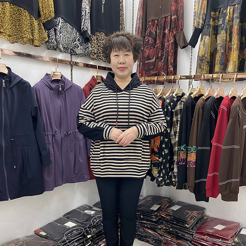 中老年春季外穿2022连帽加肥加大t恤衫女宽松条纹拼色打底衫