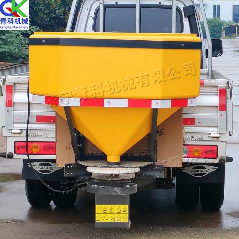 车载式小型撒布机 高速公路防滑撒盐机 四冲程汽油机融雪剂撒布机
