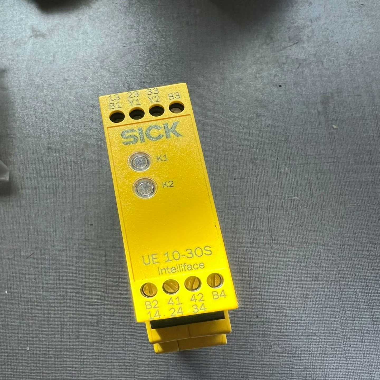 施克SICK 安全继电器UE10-30S2D0 60(跳跳机械）