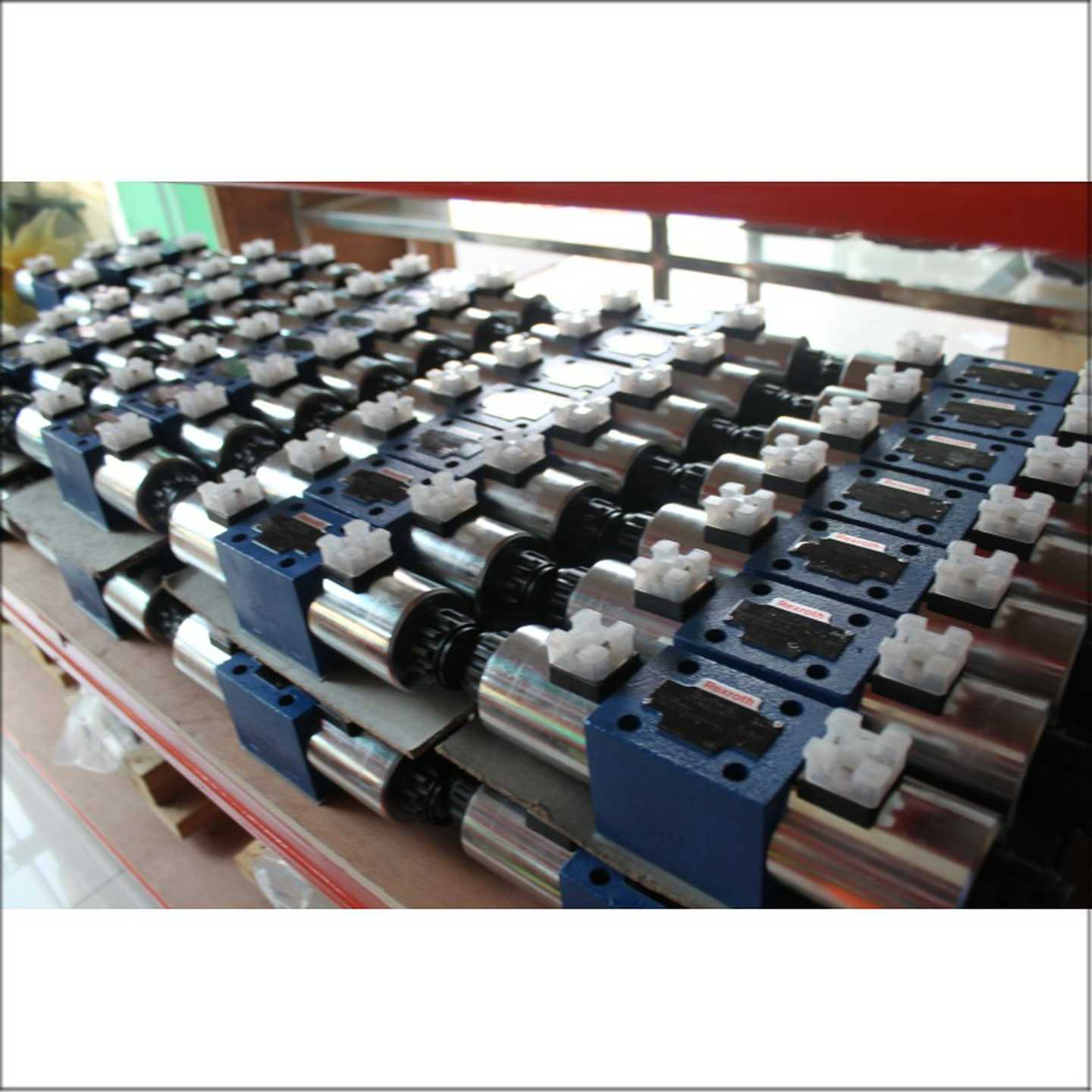 REXROTH力士乐换向阀R988129T0904WE6C1X/HG24N9K4液压方向阀