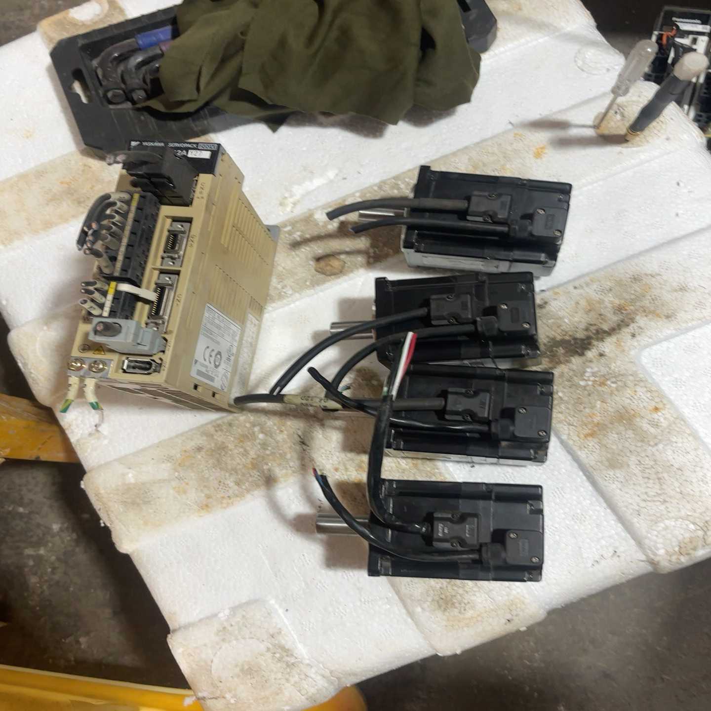 安川伺服200W，安川伺服电机SGMAS-02A2A21-Y询价