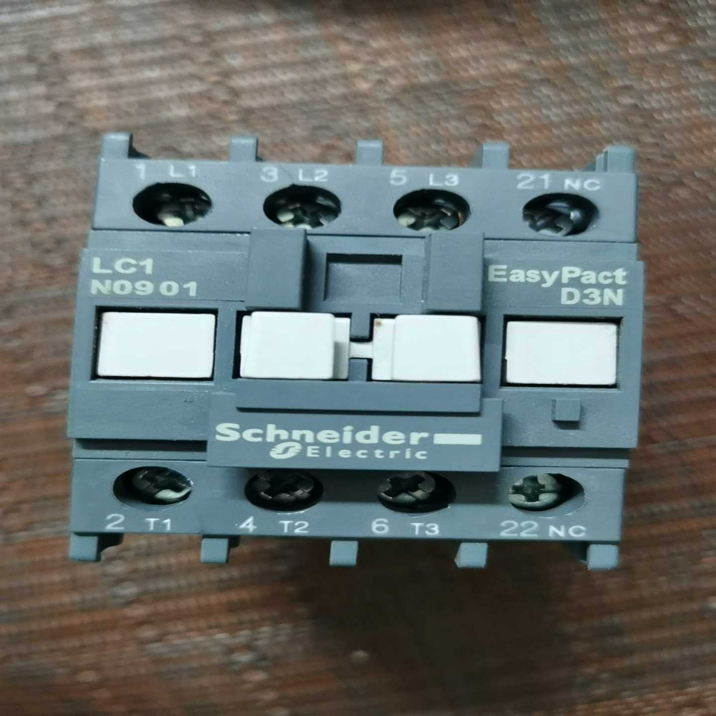 询~LC1N0901接触器，220V线圈，余料，无包装